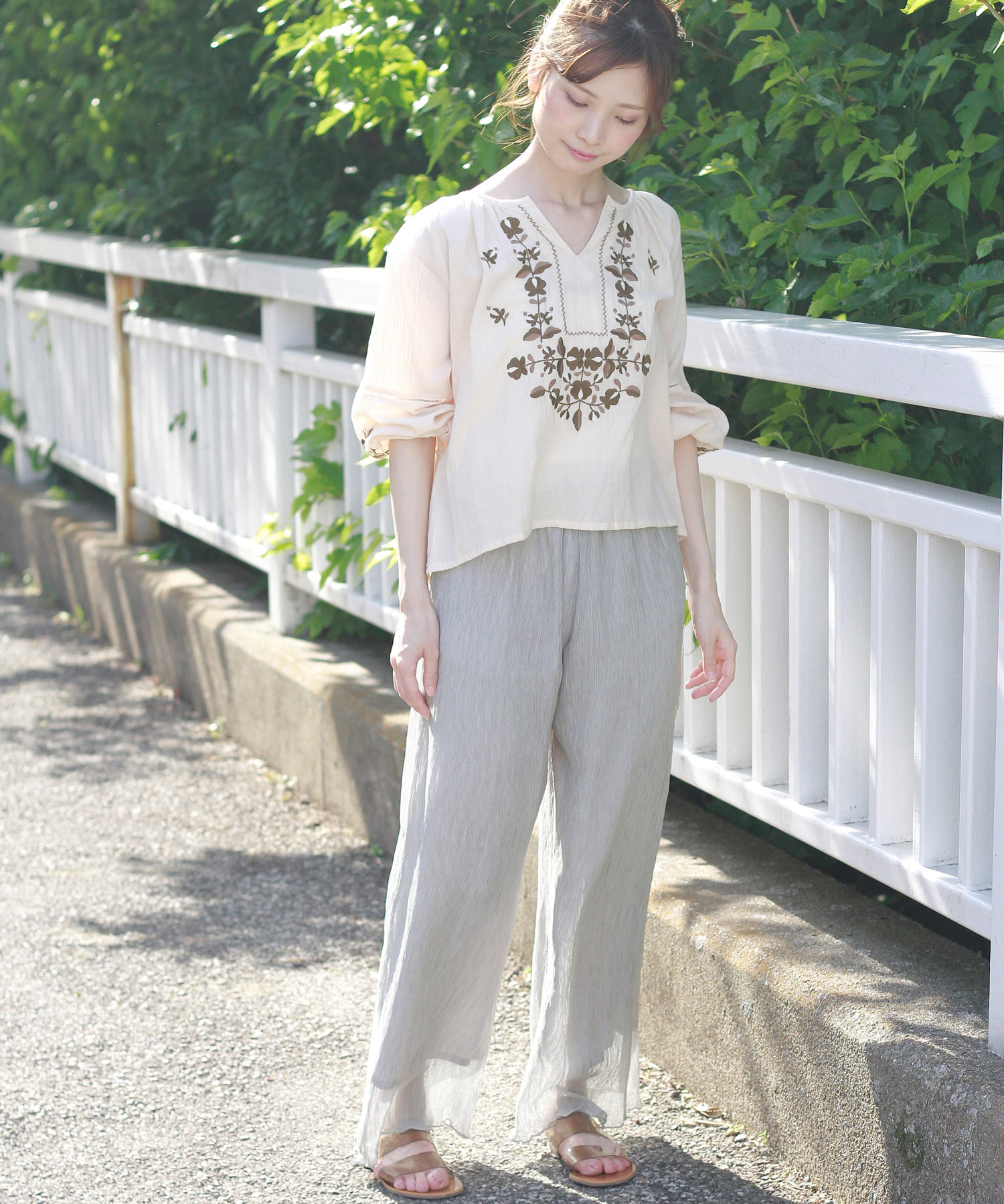 CREPE SHEER PANTS / 光をまとって歩くシアーパンツ。 | TOPICS