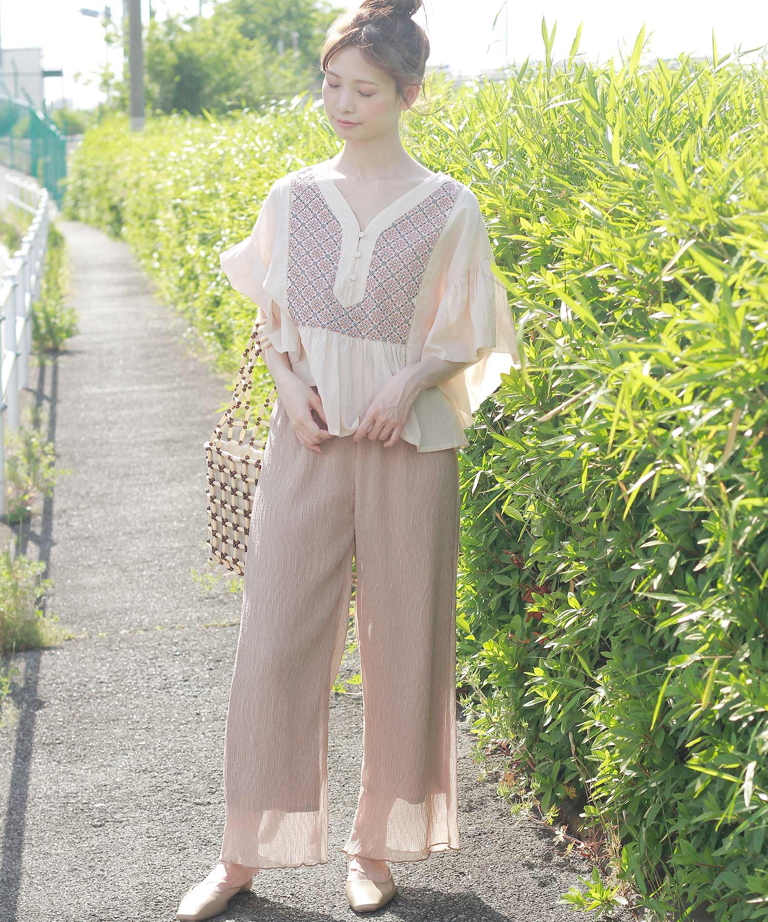 CREPE SHEER PANTS / 光をまとって歩くシアーパンツ。 | TOPICS