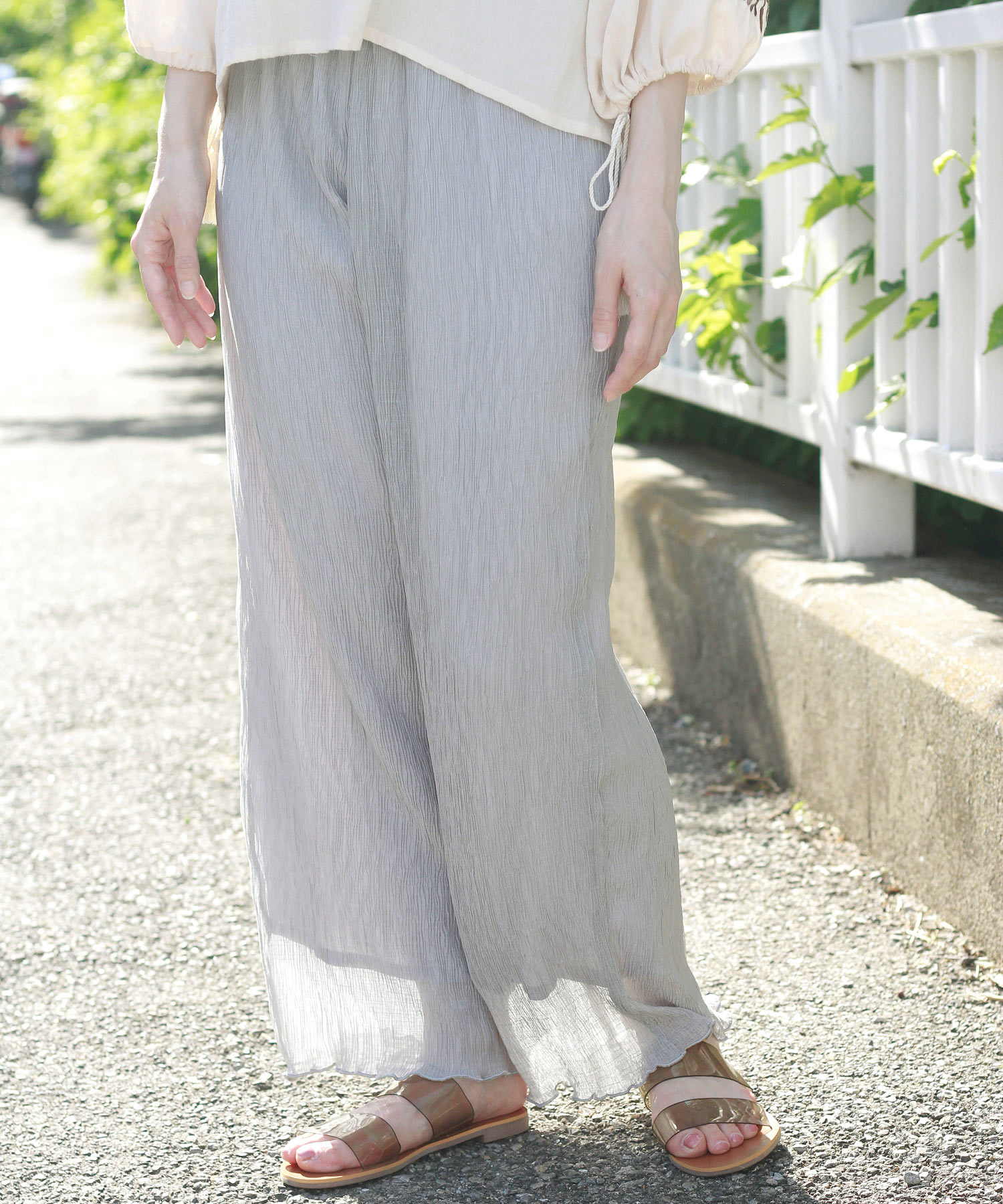 CREPE SHEER PANTS / 光をまとって歩くシアーパンツ。 | TOPICS